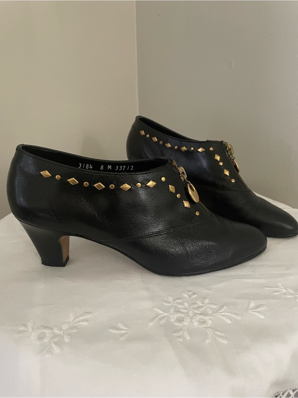Vtg California Magdesians Black Leather Studded Ankle Booties Boots Kitten Heel